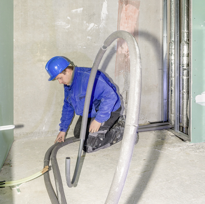 Mit der praxisgerechten aBG ist ein Anschluss des Rohrleitungssystems Raxofix an den Steigstrang aus Viega-Metallrohrleitungen zum Beispiel direkt oberhalb der Deckendurchführung möglich.