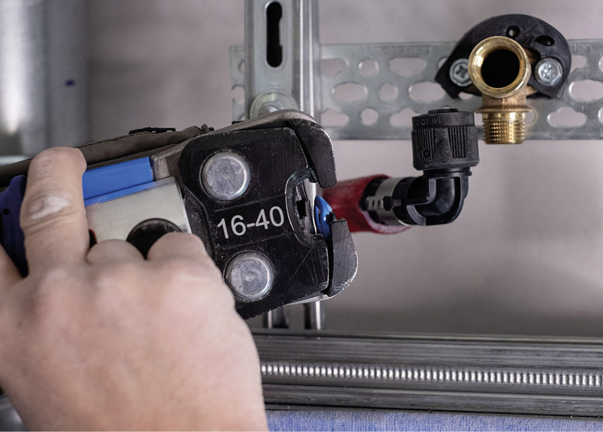 Dank der lateralen Presstechnik beim Versorgungssystem FlowFit mussten die Monteure mit der Pressbacke nicht mehr das gesamte Rohr umfassen, sondern lediglich den seitlich angebrachten Press­indikator.