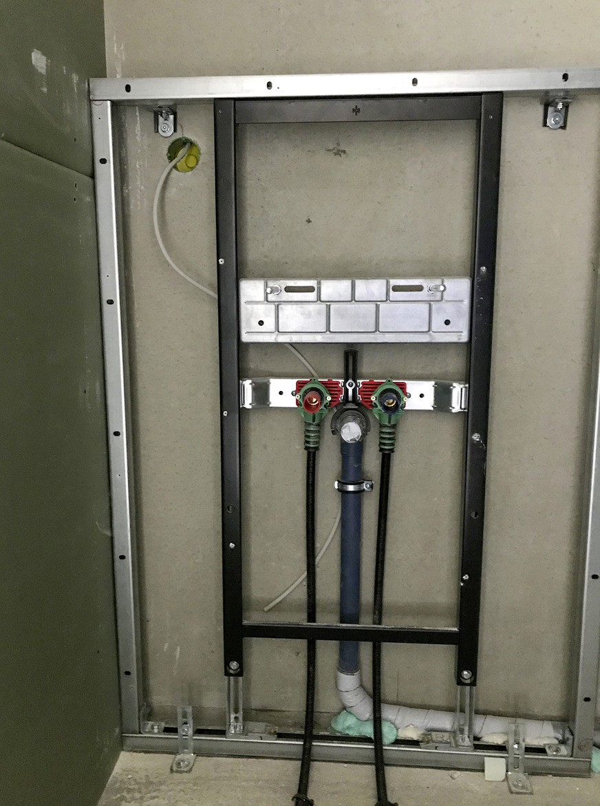 Waschtischelement mit werkzeugloser Höhenanpassung der Traverse für den Wasser- und Abwasseranschluss.