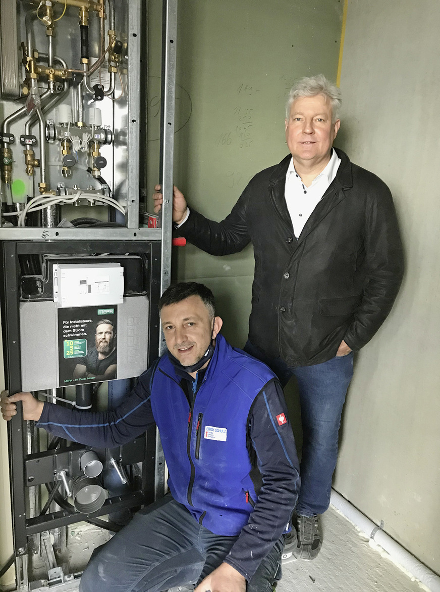SHK-Profis: Inhaber Erich Schulz (rechts) und bauleitender Obermonteur Damir Lucic nach der Installation von WC-Element und Wohnungsübergabestation.