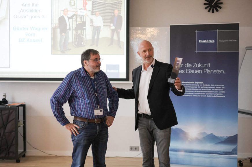 Günter Wagner (li.) vom BZ Kassel freut sich über den von John Ohlhaber (re.) übergebenen „Buderus Ausbilder Award 2021“.