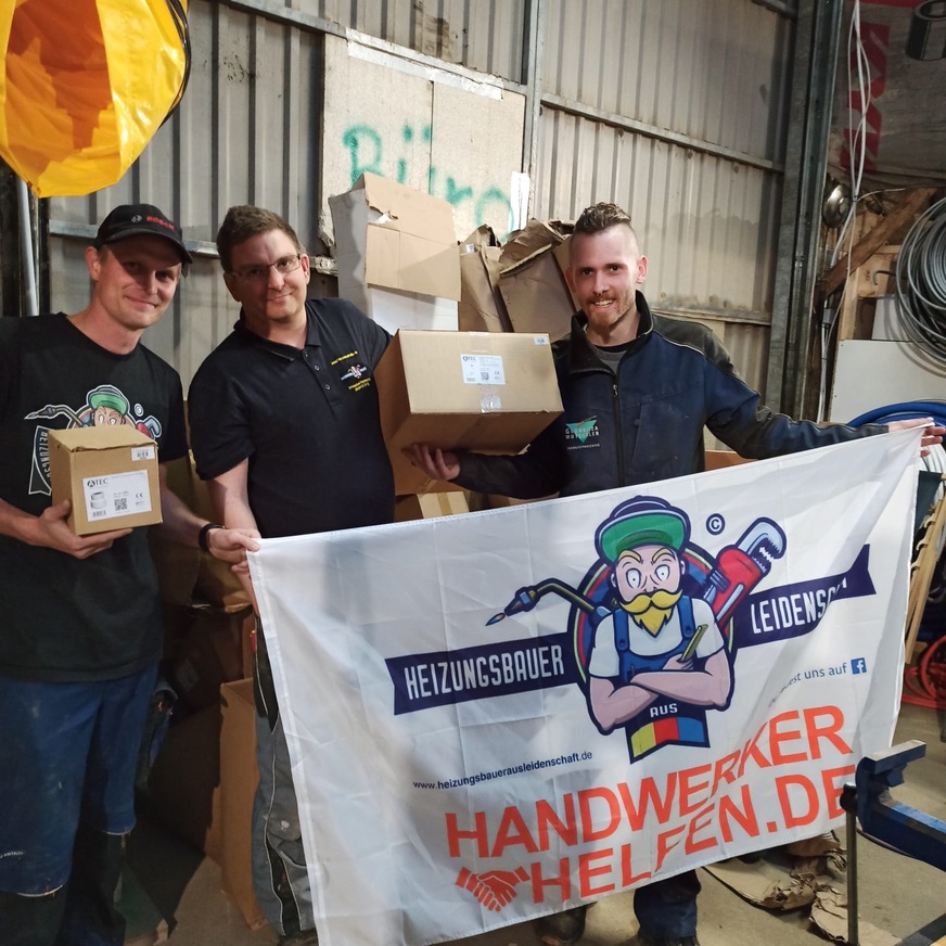 Kevin Buchenau (links) und sein Team von handwerkerhelfen.de, eine Initiative der ‚Heizungsbauer aus Leidenschaft‘, freuen sich über die Sachspenden von Atec.