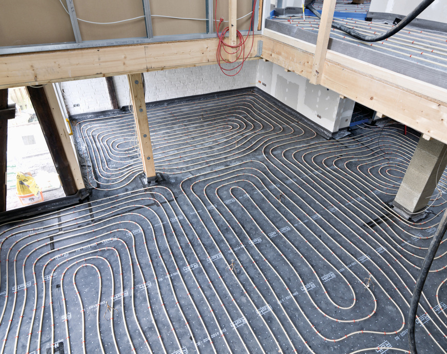 Beispiel 2 (vorher): ­Installation der ­Flächen­heizung in der ehe­maligen Scheune in&nbsp;Dautphetal. Die Messstellen sind markiert und Dehnungsfugen in die Türen eingebaut. ­Danach kann der Estrich&nbsp;eingebracht ­werden.
