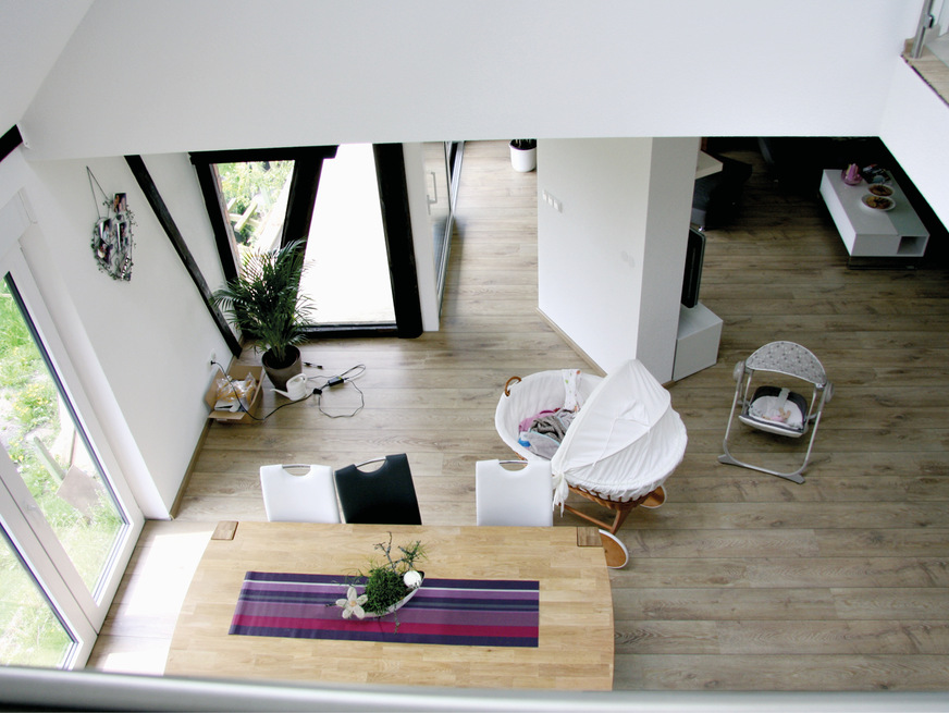 Beispiel 2 (nachher): Im fertig modernisierten Wohnhaus trägt die Flächenheizung dazu bei, die Solarthermie effizient zu nutzen.
