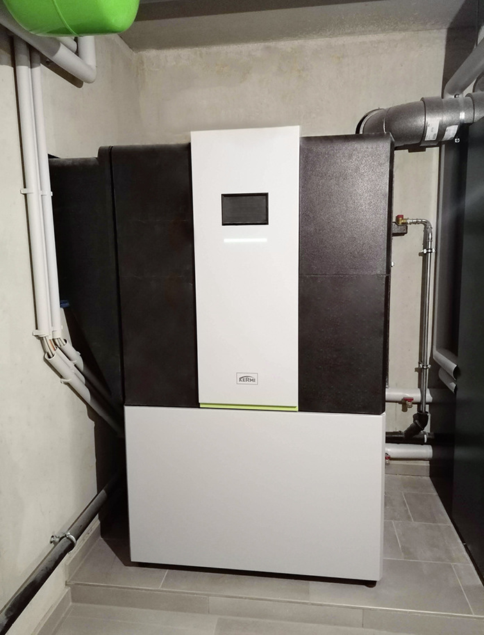 Für die Wärmeerzeugung wurde in den Doppelhaushälften die X-Change Dynamic Luft/Wasser-Wärmepumpe installiert. Durch den großen Modulationsbereich passt sie sich an den Energiebedarf des Gebäudes an.