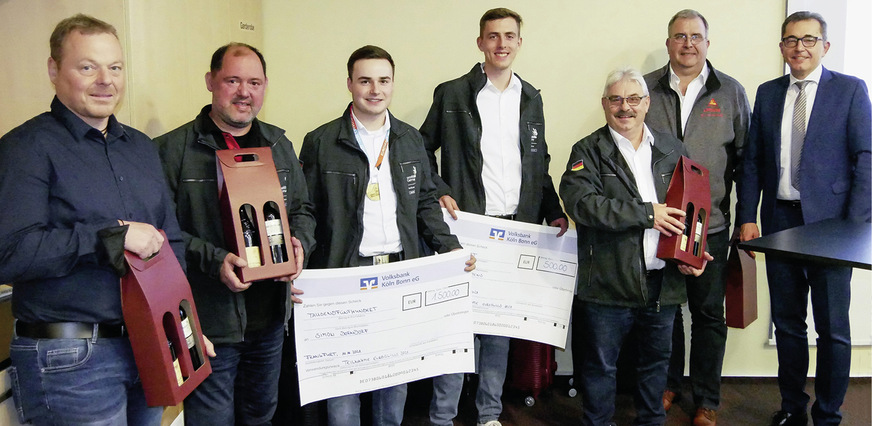 Spitzenleistungen prämiert: Beifall gab es von der Mitgliederversammlung für das Wettbewerbsteam bei den Europameisterschaften EuroSkills 2021. Simon Dorndorf (3. v. l.) gewann die Goldmedaille bei den Anlagenmechanikern SHK. Jonas Carstens (Mitte) kam in der Klempner-Wertung auf den 5. Rang.