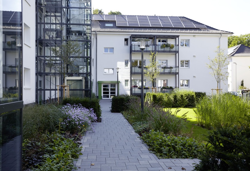 Bild 1: Bei der Sanierung dieser Wohnanlage aus den 1930er Jahren in Siegen mit 80 Wohneinheiten konnten die Nebenkosten durch eine verbesserte Gebäudehülle, Wohnungslüftungsgeräte und eine Erdreichwärmepumpenanlage deutlich gesenkt werden.