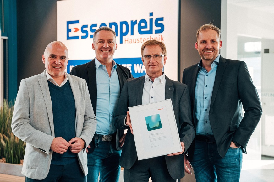 Markus Dönges, Thomas Essenpreis, Gerd Lehner (Leiter der Viessmann Verkaufsniederlassung Karlsruhe) und Rüdiger Essenpreis (von links) bei der Übergabe der Urkunde für das 10 000. Vitovalor Brennstoffzellen-Heizgerät.