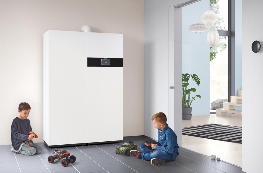 Das Viessmann Brennstoffzellen-Kompaktgerät Vitovalor PT2 besteht aus dem Grundgerät (rechts) mit PEM-Brennstoffzelle und Gas-Brennwertkessel zur Deckung von Wärmebedarfsspitzen sowie dem Speicher-Tower mit 220 Liter Inhalt.