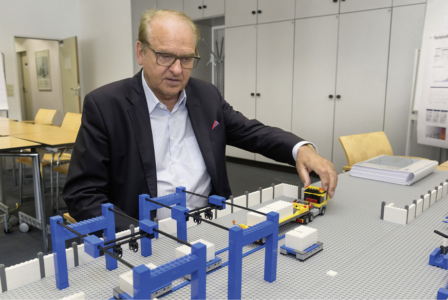 Professor Horst Wildemann in seinem Element der Prozesse. Seine These: Durch Modulbauweise und industrielle Fertigung lassen sich Baukosten um 70 % senken.
