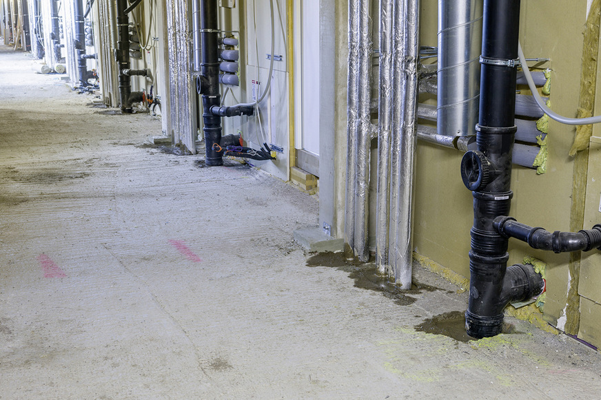 Durch den Anschluss der Kunststoffrohrleitungen der Raummodule an die Steigstränge aus Metall entsteht eine Mischinstallation, für die hinsichtlich des Brandschutzes eine allgemeine Bauartgenehmigung (aBG) notwendig ist.