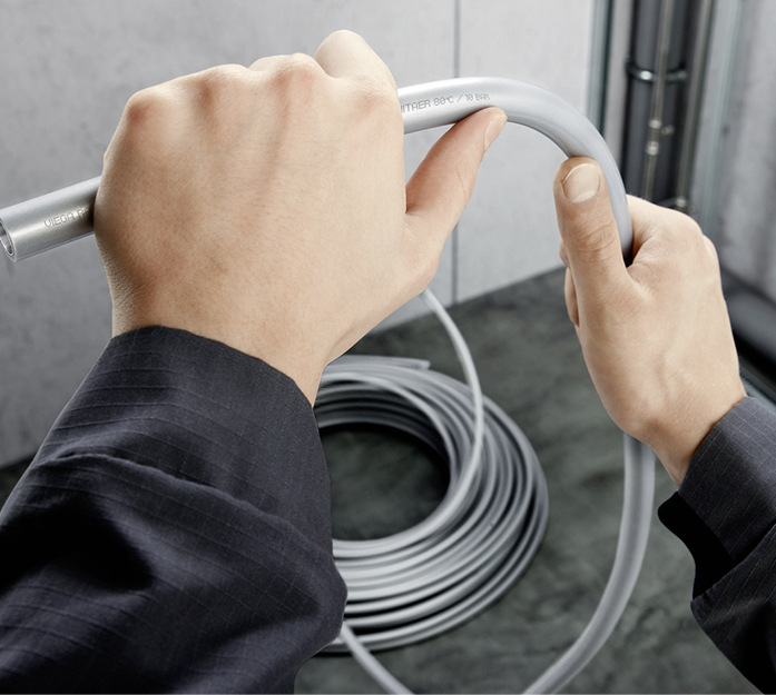 Das biegsame Kunststoffrohr Raxinox mit Edelstahl-Inliner eignet sich für die Trinkwasser-Installation im Holzbau ­besonders gut. Es kann von der Rolle verlegt werden, auch in vorgedämmter Ausführung oder mit Schutzrohr.