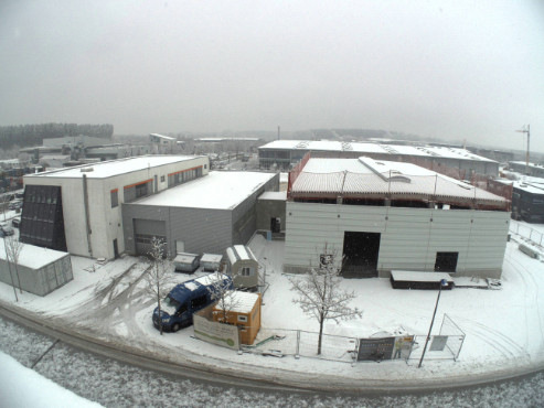 Noch herrscht Winter in Kaufbeuren, doch schon im kommenden Sommer wird hier eine vollwertige Fertigungshalle stehen.