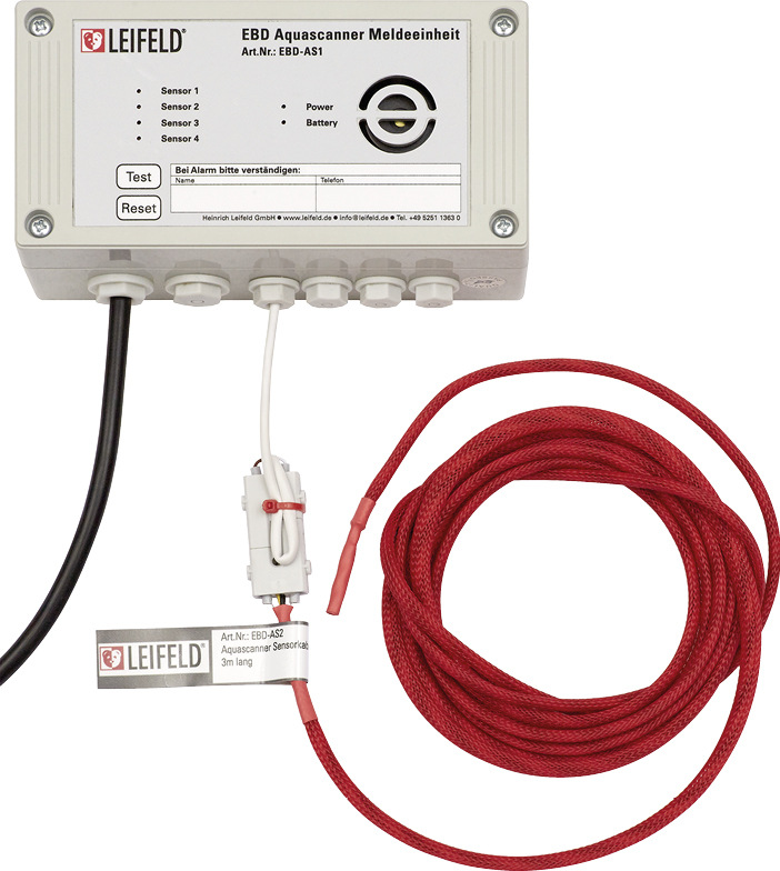 Meldeeinheit und Sensorkabel des Aquascanners zur Überwachung von Leitungen im Installationsschacht mit Einblasdämmung.