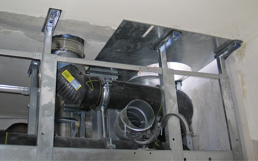 Schallbrücken lassen sich vermeiden, indem haustechnische Installationen vom Baukörper akustisch entkoppelt werden – im Bild am Beispiel einer raumhohen Vorwandinstallation.