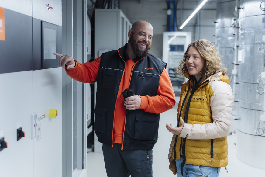 Laura Dahlmeier hat in der Energiezentrale des Bergdorfes viel über nachhaltige Energielösungen gelernt und konnte Vieles für ihr privates Projekt mitnehmen.