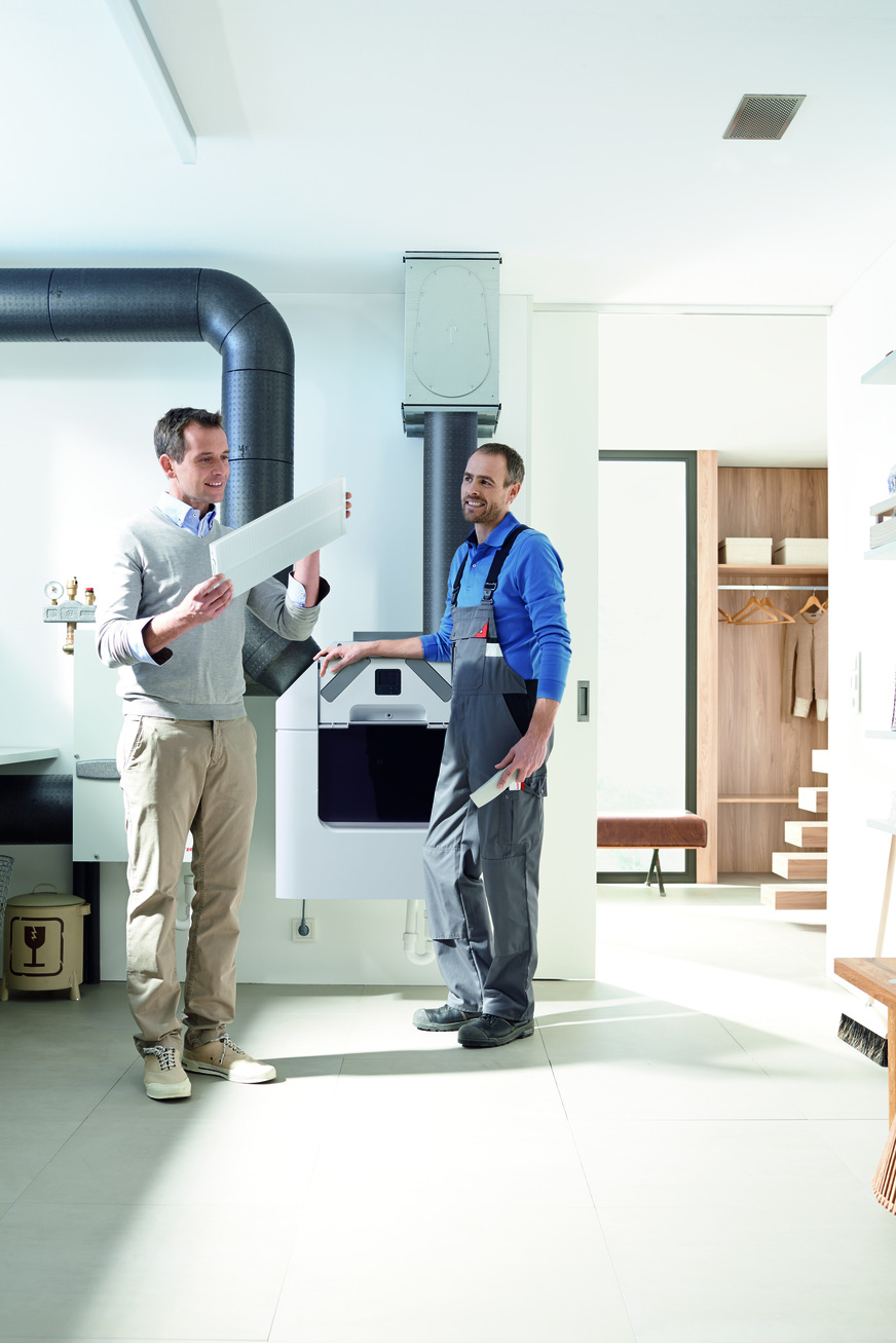 Eine mechanische Wohnungslüftung sorgt für kontinuierlichen Luftaustausch, filtert die Zuluft und verhindert mit einer Wärmerückgewinnung, dass teuer aufgeheizte Raumluft