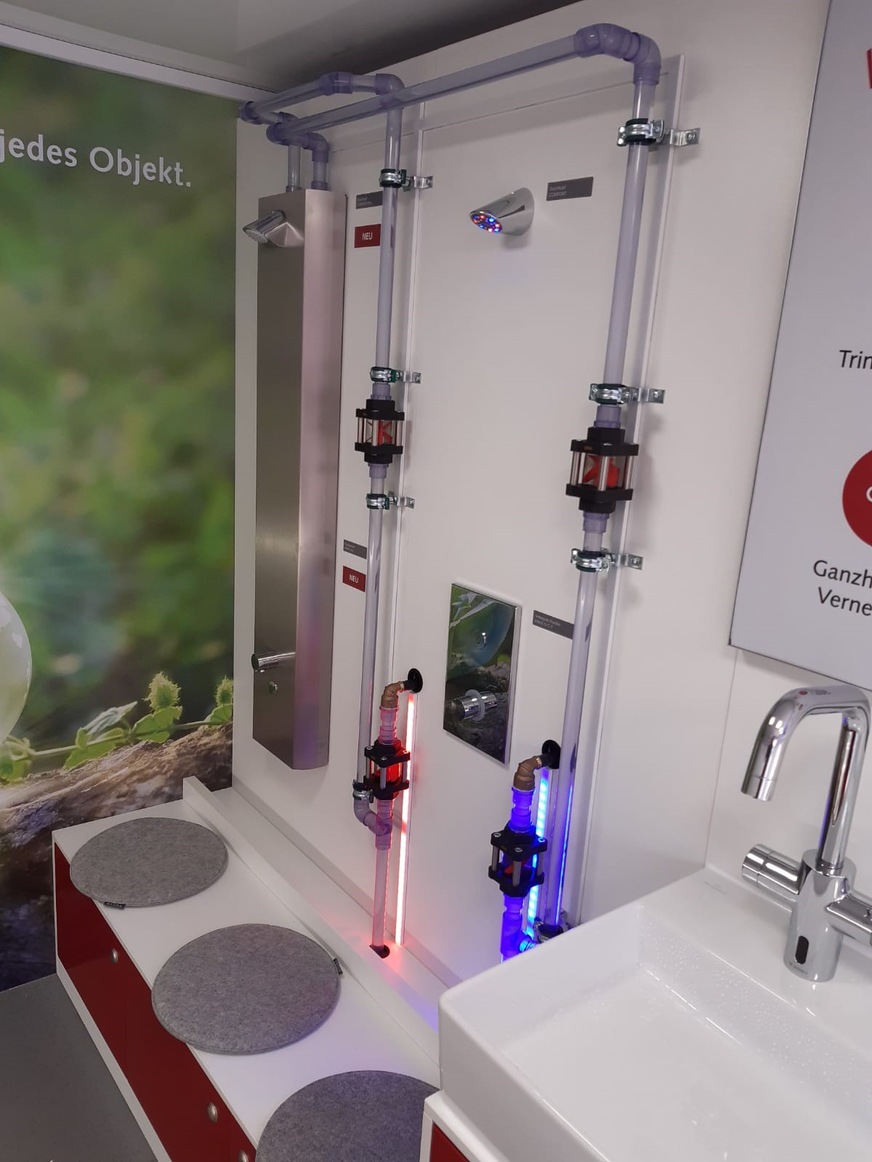 Bild 2&nbsp; Live erleben: Automatische Stagnationsspülung des Schell Duschpaneels Linus X.