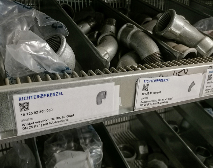 Gelebte Praxis Lagerhaltung: C-Teile, die über definierte Mindestbestände (möglichst schnell sichtbar am Lagerplatz über Abtrennung im Behälter) und Barcode-orientierte schnelle Bestellungen (mit vordefinierten Mengen) systematisch wieder aufgefüllt werden und dadurch sicher verfügbar sind für die anstehenden Projekte.