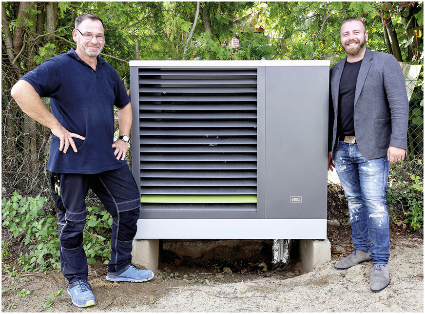 Inhaber & Meister für Sanitär- und Heizungstechnik Tim Horn (rechts) mit Obermonteur & SHK-Anlagenmechaniker Olaf Schröder (links) vor der Außeneinheit der Luft/Wasser-Wärmepumpe X-Change Dynamic AW E im Garten.