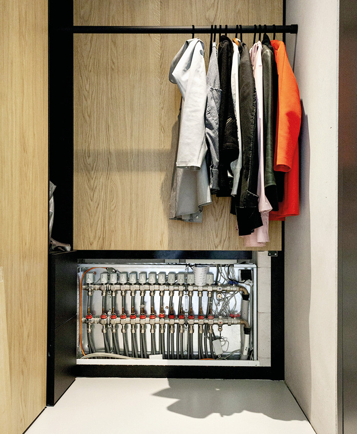 Der Verteilerschrank für die Fußbodenheizung ist unauffällig im Flur hinter der Garderobe untergebracht. Im gesamten Haus wurde das Tackersystem X-Net C12 verlegt.