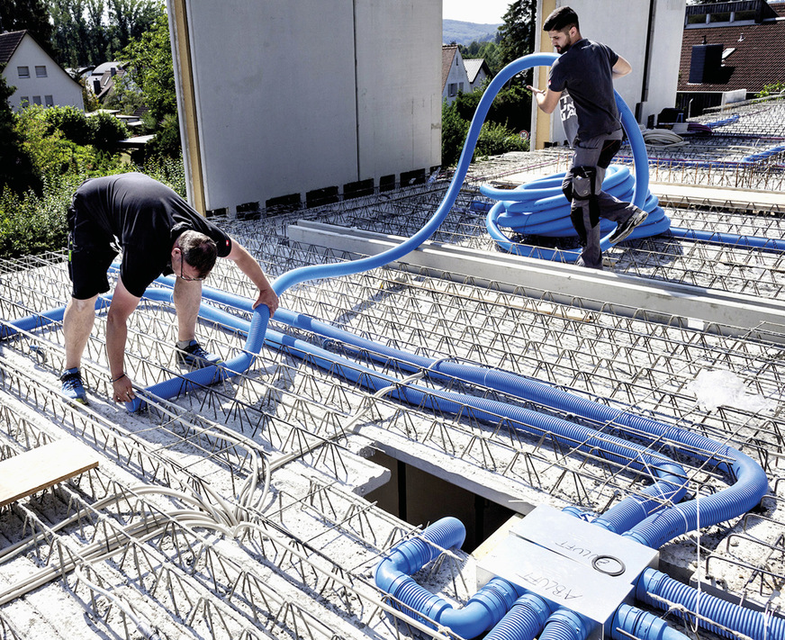 Die Lüftungsrohre und Verteiler für Zu- und Abluft der kontrollierten Wohnraumlüftung X-Well wurden im Rohbau in der Decke verlegt.