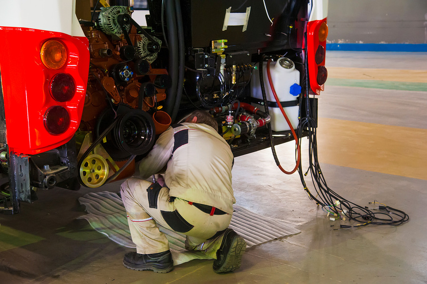 Entwicklungsarbeit im Dienst der mobilen Hygiene. Hier verbindet ein Anlagenmechaniker den schallentkoppelten Siphon in Nennweite 100 mit dem Busfahrgestell.