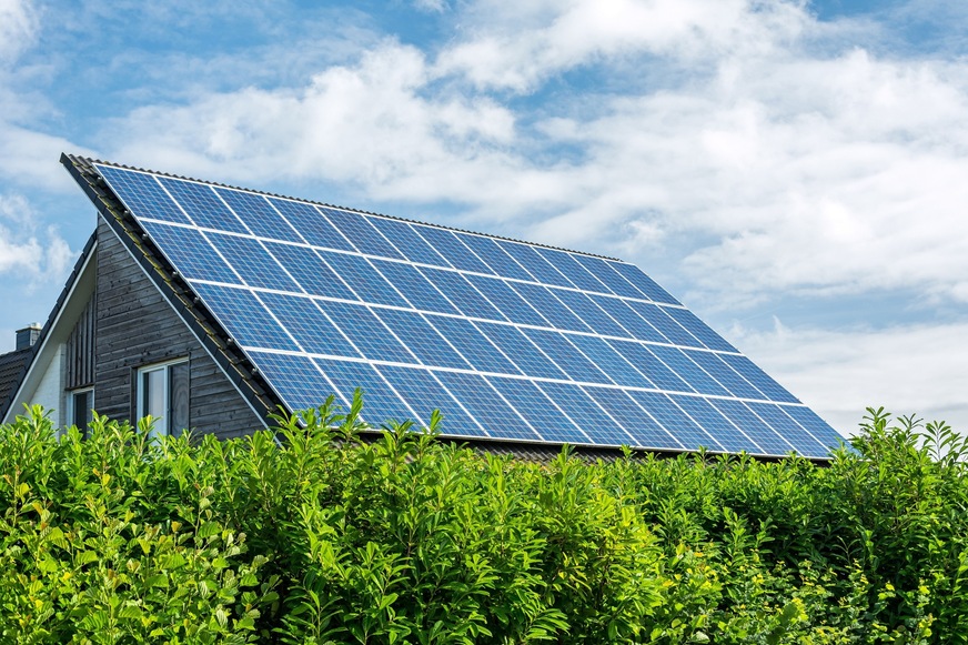 Möglichst große Photovoltaik-Dachanlagen sind für die Ausbauziele der Stromerzeugung aus erneuerbaren Energien wichtig. Die Solarwirtschaft sieht aber noch viele Hemmnisse.