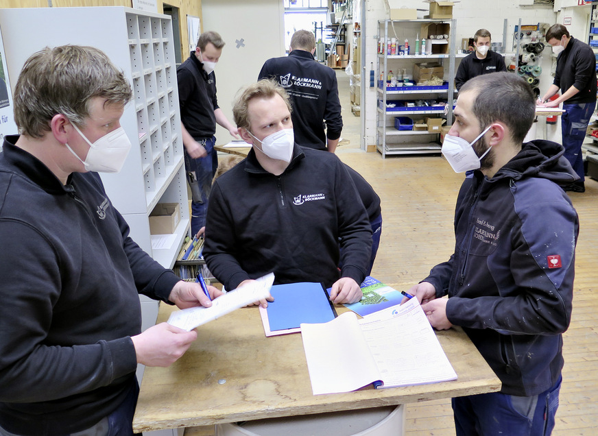 Das Feierabend-Feedback bildet bei Klarmann & Böckmann den Abschluss jedes Arbeitstages. Im festen Rhythmus kommen die Bereichsleiter dabei werktäglich mit den Mitarbeitern ins Gespräch.