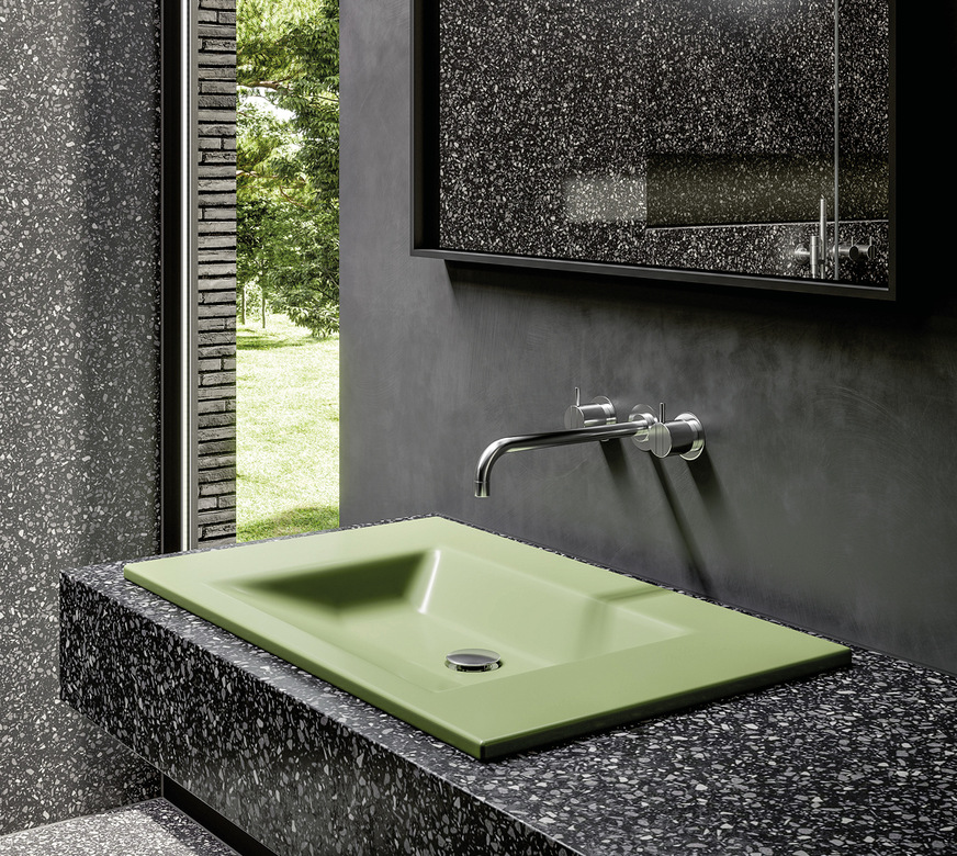 3 Nuancen um Salbei und Eukalyptus sind ein neu aufgelegter Evergreen. Richtig ­kombiniert wie z. B. mit feinem Mineralguss in Anthrazit, liegen sie heute bei mutigen Kunden wieder im Trend.