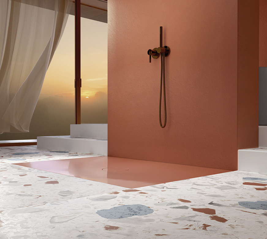 4 Stylish und alles andere als kunterbunt: terrakotta-farbene ebenerdige Duschfliese und perfekt abgestimmter Wandanstrich, aufregend kombiniert mit Terrazzo und mattschwarzer Armatur.