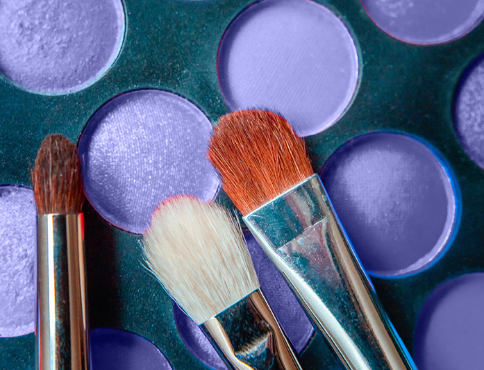 9 Blau ist die Lieblingsfarbe der meisten Deutschen. Aber wenn Blau in Richtung Violett geht, sinkt die Akzeptanz bei Männern drastisch, zumindest wenn es um langlebigere Produkte als Kosmetik geht.