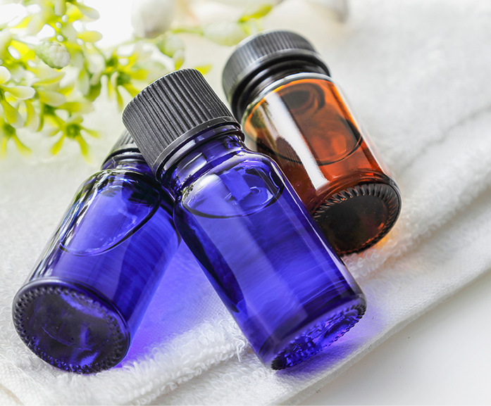 10 Die richtige Dosis macht’s: Shampoo- und Duschgel-Fläschchen aus Apothekerglas stammen aus der gleichen Farbfamilie wie „Very Peri“ und beleben als hochwertiger Akzent die Ablage im kleinen Ausstellungsbad.