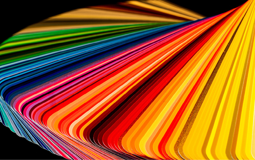 12 Der bekannteste Standard ist der Fächer RAL Classic mit aktuell 216 Farben. Eine neue Nuance kam ganz frisch hinzu und wird Fasergrün genannt.