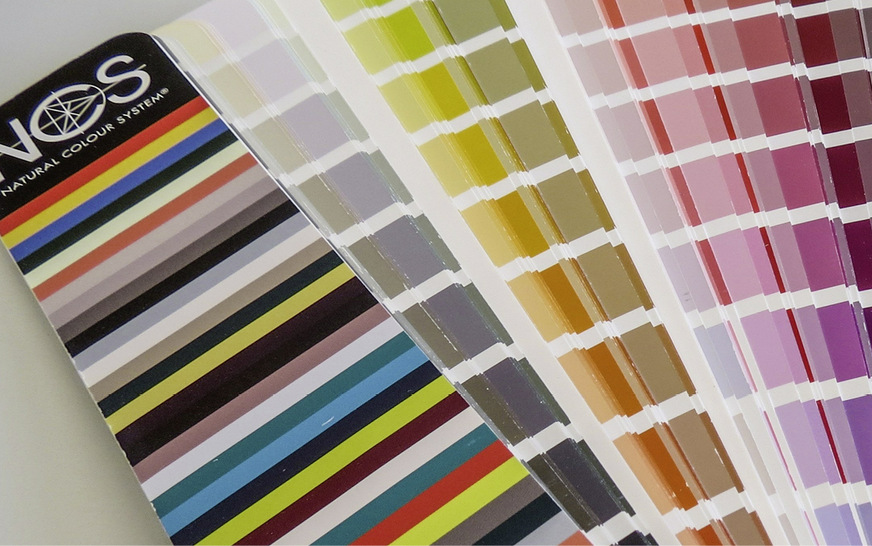 13 Weit verbreitet in ­Farbenindustrie, Architektur und Design: Das ­„Natural Colour System“ (NCS) mit 1950 Farben ist über­sichtlich und intuitiv verständlich.