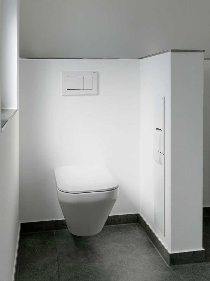 Gegenüber dem ­Eingang entstand durch eine ­halbhohe Wand­scheibe eine ­intime Nische für das WC.