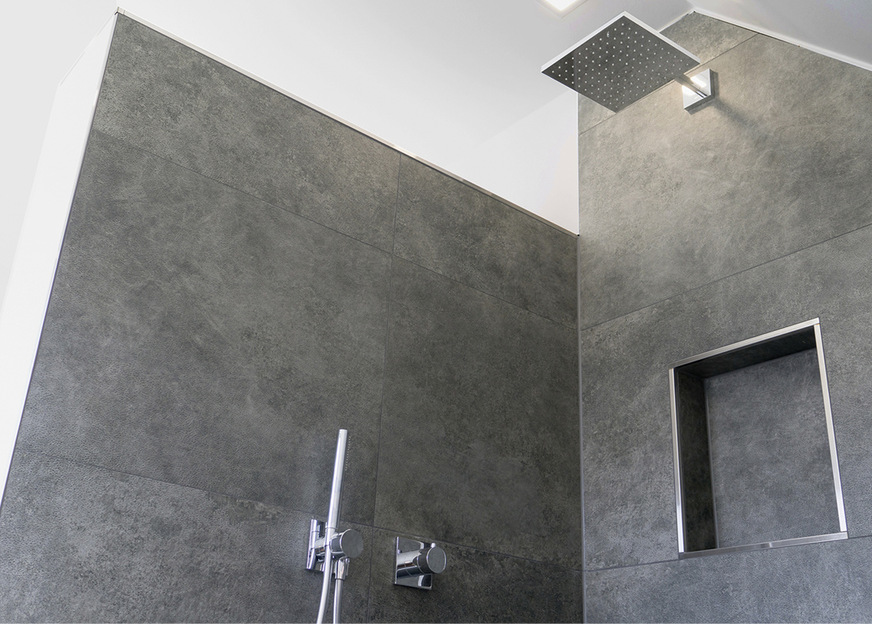 Eine Duschabtrennung aus Glas wäre theoretisch nachrüstbar gewesen, in der täglichen Nutzung hat sie sich aber als unnötig erwiesen.