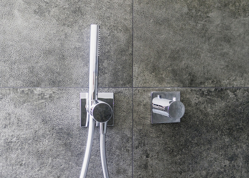 Minimalistische Unterputzarmaturen und die Handbrause erleichtern die tägliche Reinigung,