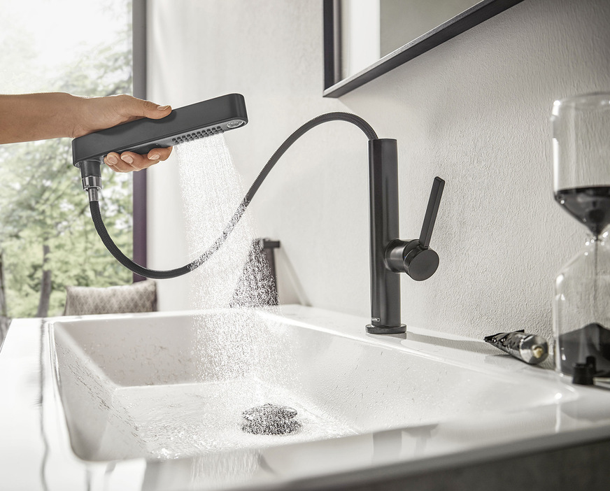 Flexibel für alle Aktivitäten: Die neue Armaturenlinie ­Finoris von Hansgrohe möchte mit ihrer Variante „Flex“ Bewegungsfreiraum bieten und routinierte Handgriffe erleichtern. Schnelles Haarewaschen wird mit dem ausziehbaren Armaturenkopf direkt am Waschbecken möglich. Ob sanfter Powder-­Rain-Brausestrahl oder fülliger Laminar-Strahl, mit ­einem Handgriff und per Knopfdruck passt sich die Armatur dem jeweiligen Einsatzzweck an.