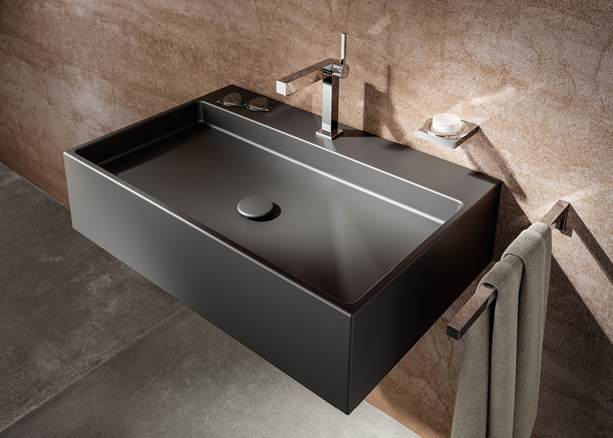 Quadratische Form: Darauf beruht das Design der Armaturen und Accessoires aus der „Edition 90 Square“ von Keuco. Exakte 90-Grad-Winkel, gradlinige Konturen und Chromoberflächen sind ihr markantes Designmerkmal. Trotz ihrer strengen Geometrie möchten die Armaturen und Accessoires der Edition 90 Square eine gewisse Leichtigkeit in die moderne Badgestaltung bringen.