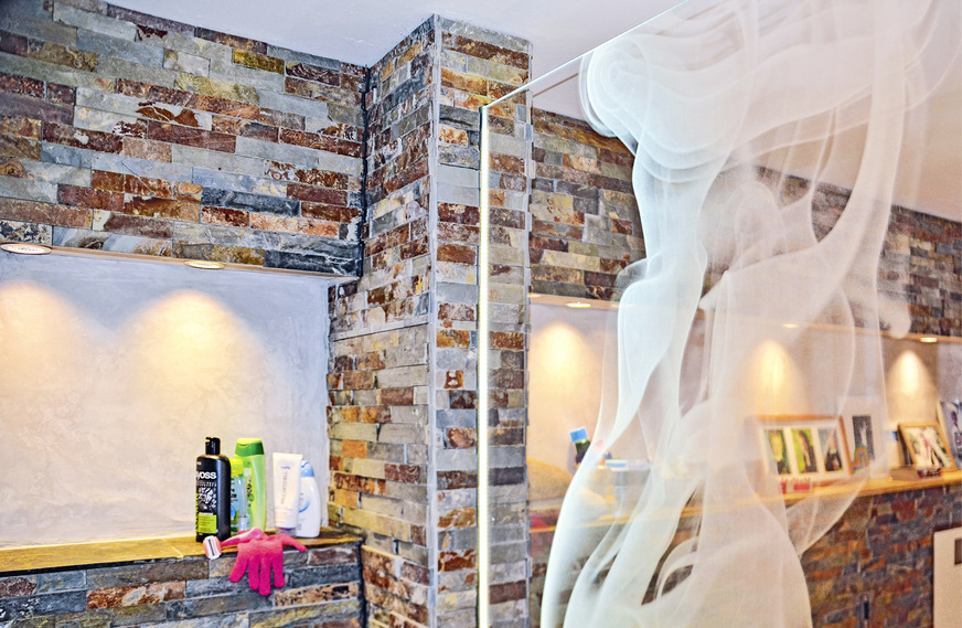 Das Lichtszenario im Bad wird neben den Nischenleuchten mit getrennt schaltbaren Wandleuchten abgerundet – für Zeiten, in denen mehr Licht gewünscht ist.