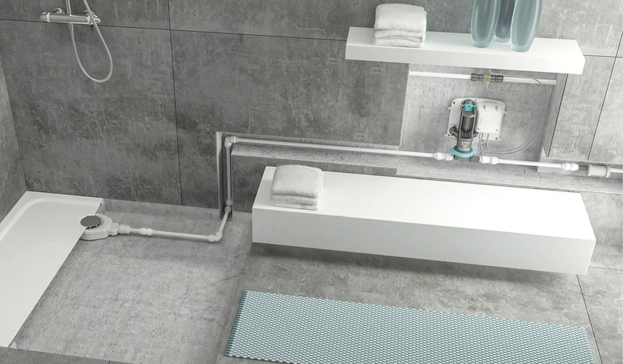 Funktionsweise im Schnitt: Für die Duschfläche wird die Bodenplatte um 5 cm ausgefräst. Die Pumpe in der Vorwand fördert das Duschwasser durch eine 22er-Leitung.