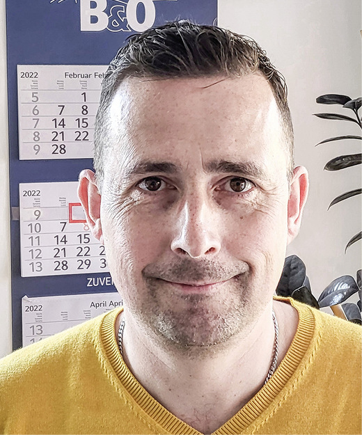 Eduard Brinckmann (Installateur- und Heizungsbaumeister, B&O): „Pro Jahr sanieren wir etwa 200 Bäder mit dem Sanftläufer Universal. Das dünne Abwasserrohr lässt sich gut im Duschboard integrieren.“