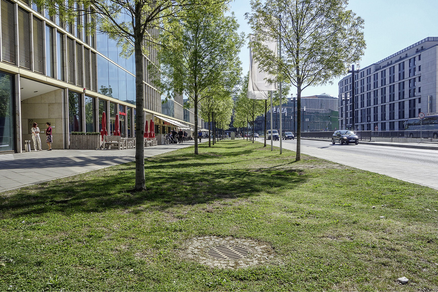 Für spürbare Fortschritte im Stadtklima braucht es deutlich mehr Verdunstung über Gebäude- und Straßenraumbegrünung, wie hier im Europaviertel Frankfurt-West. ­Voraussetzung sind Niederschlagsvorräte zur Bewässerung in Trockenphasen.