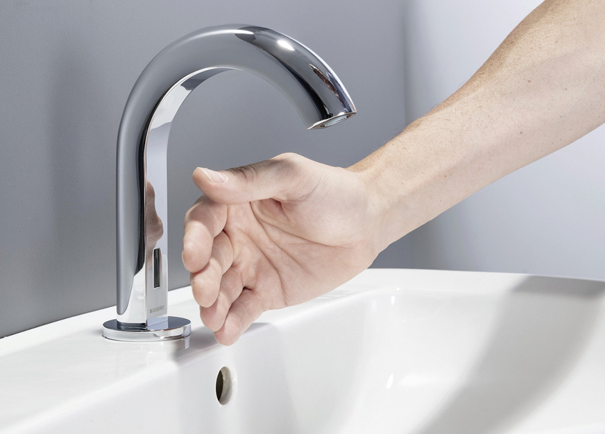 Einen schonenden Umgang mit Wasser ermöglichen zahlreiche Lösungen, die zum Beispiel die berührungslose Armatur sowie die Nutzung eines Urinals mit geringer Spüldosierung umfassen.