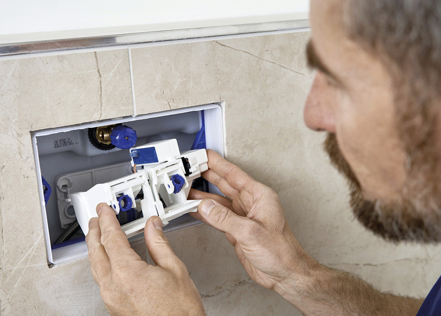 Für den regelmäßigen Austausch in den Trinkwasserleitungen sorgt zum Beispiel eine Hygienespülung, die sich auch verdeckt mit der WC-Spülung kombinieren lässt.