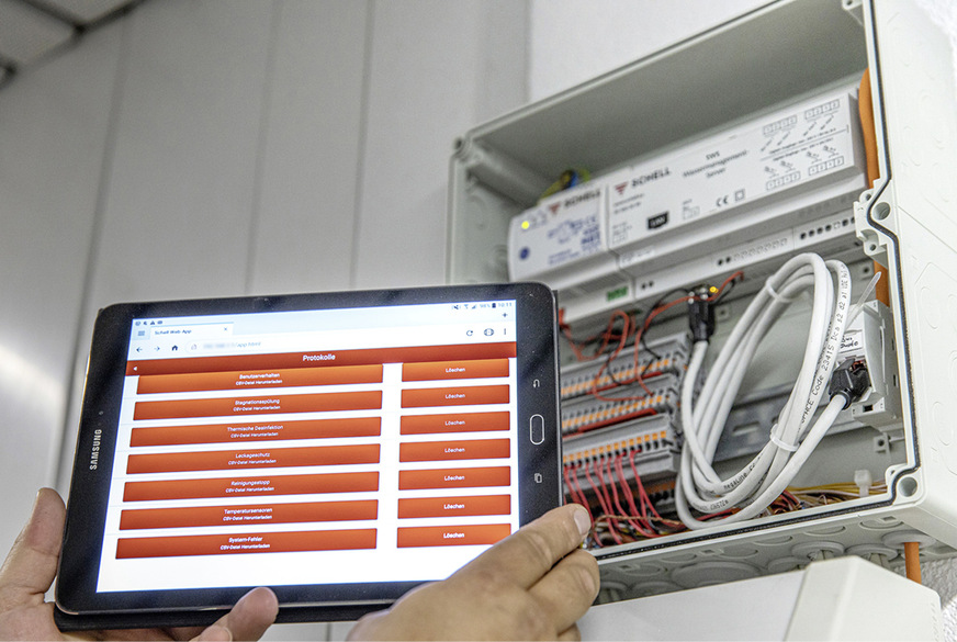 Das Wassermanagementsystem SWS besteht aus wenigen Komponenten, die objektbezogen zusammengestellt werden. Im Westbad waren lediglich ein SWS-Server, das SWS-Netzteil und 18 Bus-Extender-Kabel notwendig, die in den Duschpaneelen montiert sind.