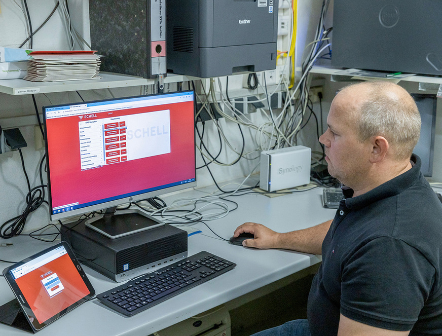 Schell-Vertriebsmitarbeiter Sven Potthoff richtet das Wassermanagementsystem auf dem PC des verantwortlichen Haustechnikers ein.