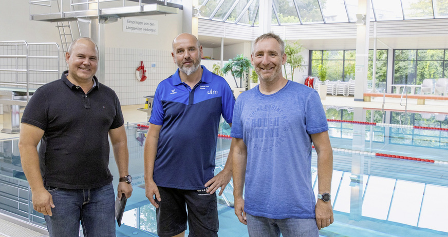 Sven Potthoff von Schell, Haustechniker Frank Welz und Michael Kuhnle vom Zentralen Gebäudemanagement der Stadt Ulm (v. l. n. r.) sind sich einig: Mit den neuen Duschpaneelen und dem Wassermanagementsystem wurden im Westbad optimale Voraussetzungen für den effizienten hygienischen Betrieb der Duschanlagen geschaffen.