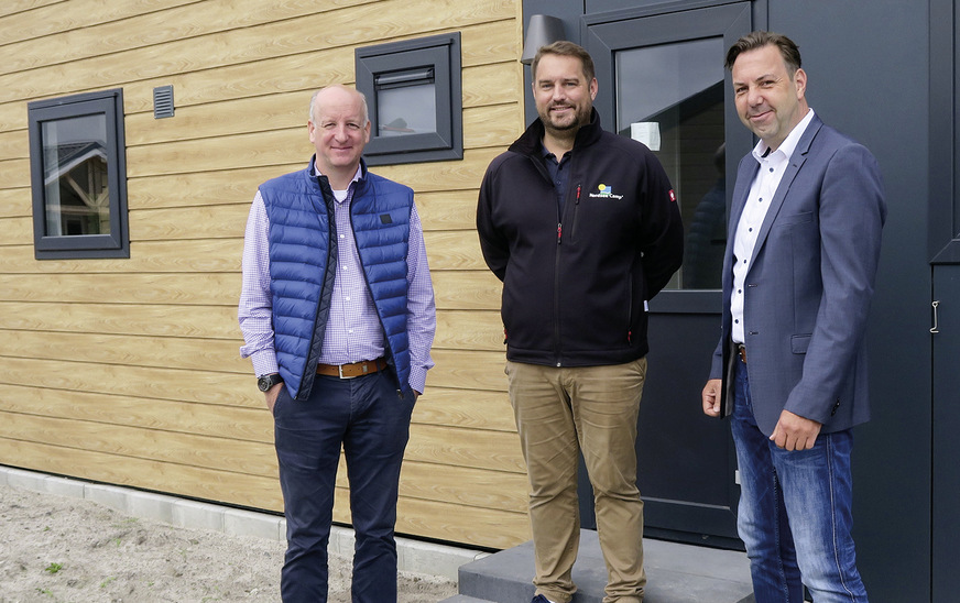 Die Projektverantwortlichen bei der Begehung (v.l.n.r.): Dipl.-Ing. Joachim Brose, Geschäftsführer des ausführenden SHK-Betriebs J. Brose, Nordsee-Camp Geschäftsführer Lars Tjaden und Malotech Vertriebsleiter Heiko Bosse.